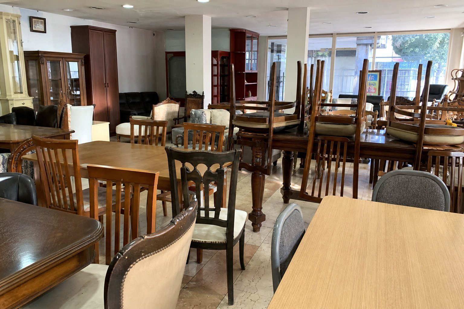Spot mağazasında masa ve sandalye grupları